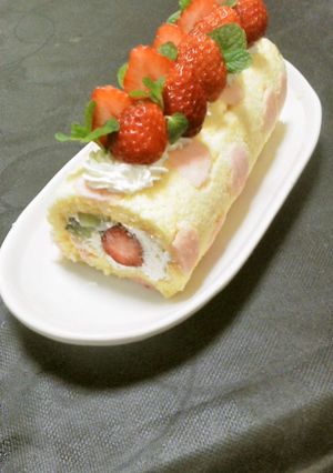 とってもキュート！苺のデコロールケーキ-レシピのメイン写真