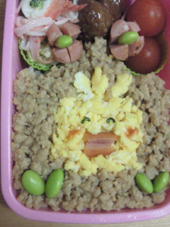 そぼろでチロ弁当 キャラ弁-レシピのメイン写真