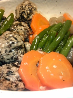 かなるンちの塩麹鶏ひき肉とひじきのお団子-レシピのメイン写真