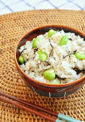 旨みたっぷり、楽うま『枝豆と塩昆布の混ぜごはん』-レシピのメイン写真