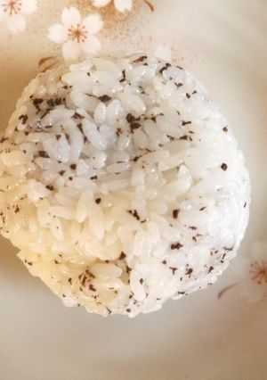 もう作ってる？ゆかりおにぎり　梅ＩＮ★-レシピのメイン写真