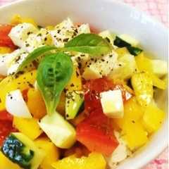 รูปของ 簡単ランチに☆夏野菜とモッツアレラの丼♡