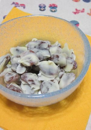 お口にポイッ♪レーズンホワイトチョコ-レシピのメイン写真