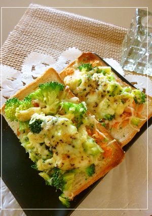 崩しブロッコリーと鮭フレのトースト-レシピのメイン写真