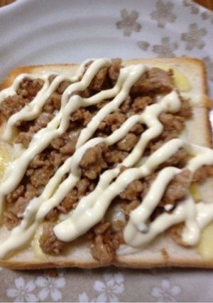 リメイク鶏そぼろチーズパン-レシピのメイン写真