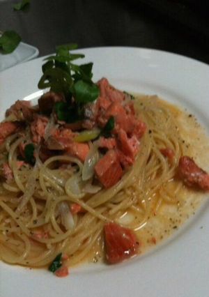 ｽﾓｰｸｻｰﾓﾝと新玉、ｸﾚｿﾝのパスタ-レシピのメイン写真