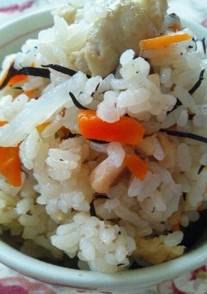 簡単！うどんスープで具沢山の炊き込みご飯-レシピのメイン写真