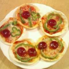 รูปของ 餃子の皮で簡単ピザ
