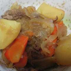 รูปของ 切って煮込むだけ！簡単肉じゃが