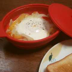 รูปของ 朝ごはんに☆玉ねぎの巣ごもり卵☆
