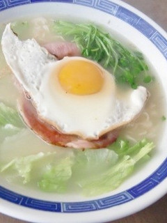 豆苗とハムエッグトッピングランチらーめん-レシピのメイン写真