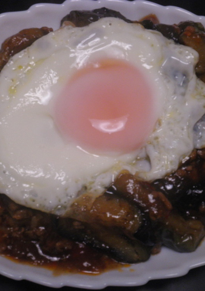 茄子挽肉炒めの残りで茄子目玉焼き丼-レシピのメイン写真