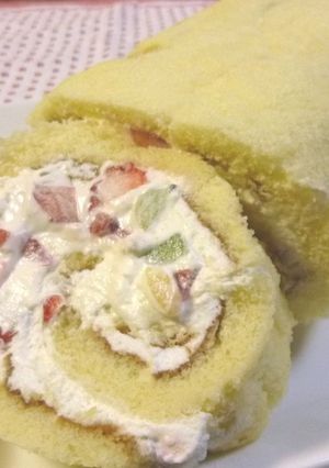 安いロールケーキをクリームたっぷりに♪①-レシピのメイン写真