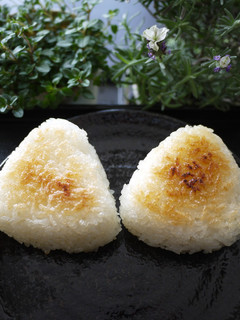 フライパンで!ごま油香る 塩焼きおにぎり-レシピのメイン写真