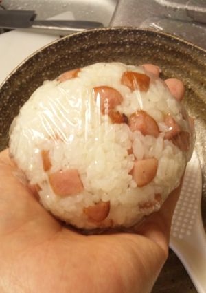 パパの朝食おにぎり①（ウインナー☆）-レシピのメイン写真