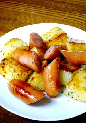 お弁当に◎ウインナーとポテトのハーブ焼き-レシピのメイン写真
