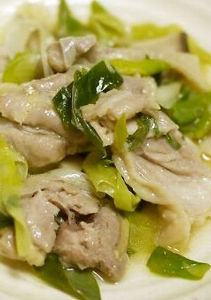 レンジで簡単。鶏もも肉の長ネギ塩ダレ蒸し-レシピのメイン写真