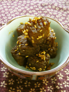 サイコロこんにゃくの炒り煮~ゴマふり-レシピのメイン写真
