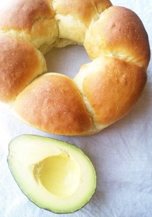 一緒に食べよアボカド♡クリチのリングパン-レシピのメイン写真