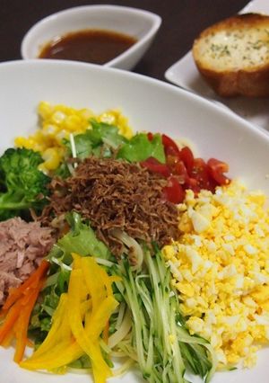サラダを食べるパスタ-レシピのメイン写真
