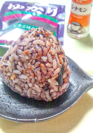 ぱぱっとおにぎり★ゆかりシナモン-レシピのメイン写真