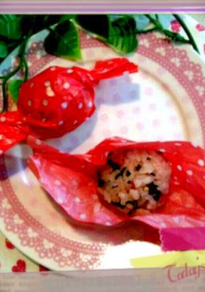 おにぎり**ワックスペーパーであめちゃん-レシピのメイン写真