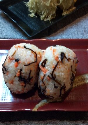 塩昆布と鮭のおにぎり-レシピのメイン写真