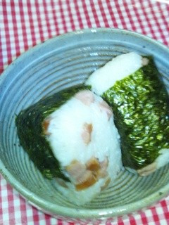 ピリッと朝食ウィンナーでマヨ系△おにぎり-レシピのメイン写真
