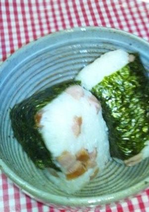 ピリッと朝食ウィンナーでマヨ系△おにぎり-レシピのメイン写真