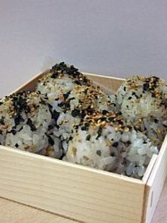 お花見に☆梅肉と若布ふりかけのおむすび-レシピのメイン写真