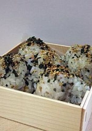 お花見に☆梅肉と若布ふりかけのおむすび-レシピのメイン写真
