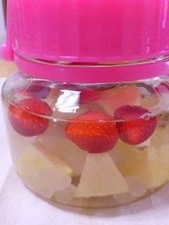 パイナップルとイチゴの果実酒-レシピのメイン写真