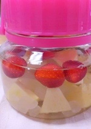 パイナップルとイチゴの果実酒-レシピのメイン写真