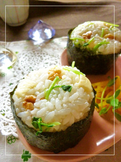 チーズ×豆苗×胡桃の梅昆布風味おにぎり-レシピのメイン写真
