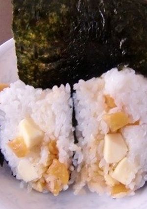 ベビーチーズでカレー風味のおにぎりランチ-レシピのメイン写真