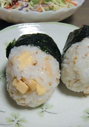 ベビーチーズスモーク味と鮭ごまおにぎり♪-レシピのメイン写真