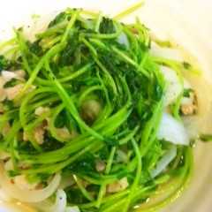 รูปของ 豆苗と新たまねぎのガーリック炒め♪