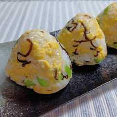 A picture of 彩り♪炒り卵と枝豆＆塩昆布おにぎり.