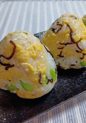 彩り♪炒り卵と枝豆＆塩昆布おにぎり-レシピのメイン写真