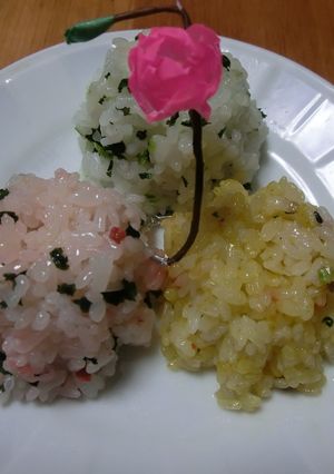 ひらひら花びらみたいな3色おにぎり-レシピのメイン写真