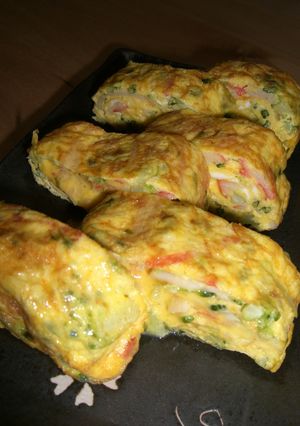 ブロッコリーとカニカマでカラフル卵焼き♪-レシピのメイン写真