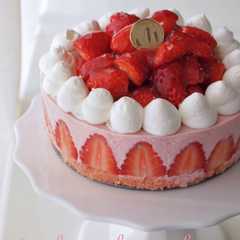 A picture of ストロベリーレアチーズケーキ.