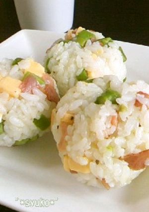 カリカリベーコンとアスパラチーズおにぎり-レシピのメイン写真