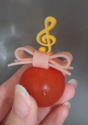 お弁当に♪リボンでおしゃれなミニトマト-レシピのメイン写真