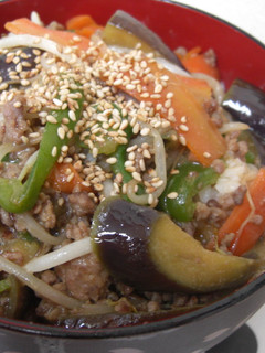 簡単☆時短☆なすと挽肉のカラフル丼-レシピのメイン写真