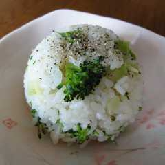 รูปของ 材料３つ　ブロッコリーご飯＊