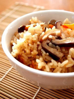 炊飯器で作るキノコと人参の炊き込みご飯-レシピのメイン写真