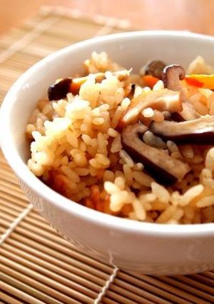 炊飯器で作るキノコと人参の炊き込みご飯-レシピのメイン写真