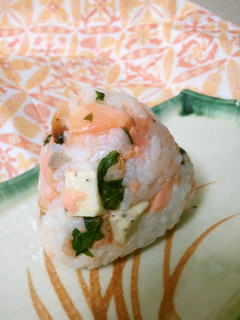 おにぎり【チーズとサケとセロリの葉】-レシピのメイン写真