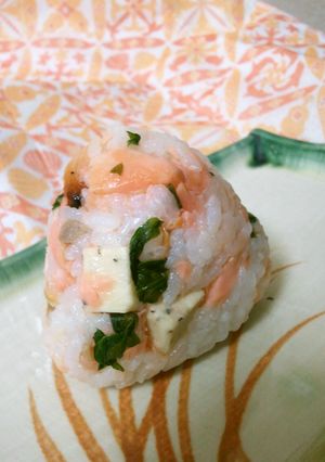 おにぎり【チーズとサケとセロリの葉】-レシピのメイン写真